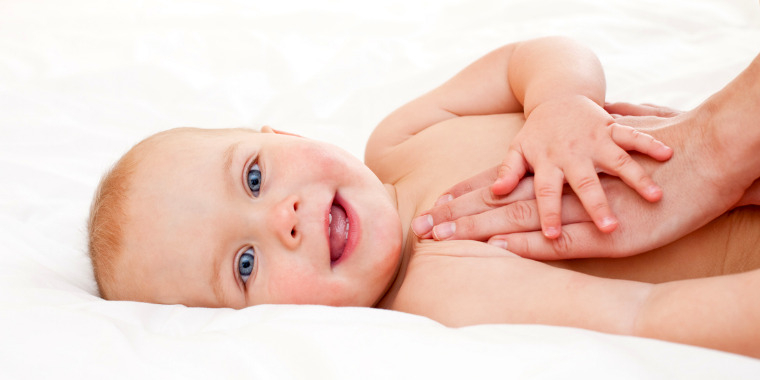 Massage pour bébé à colique, vertus et formation en massage bébé.